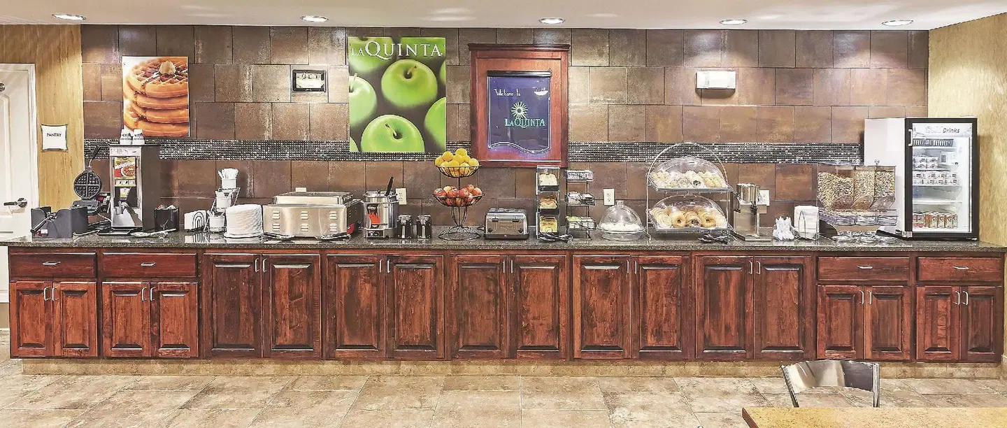 La Quinta Inn & Suites by Wyndham Dickinson Bar