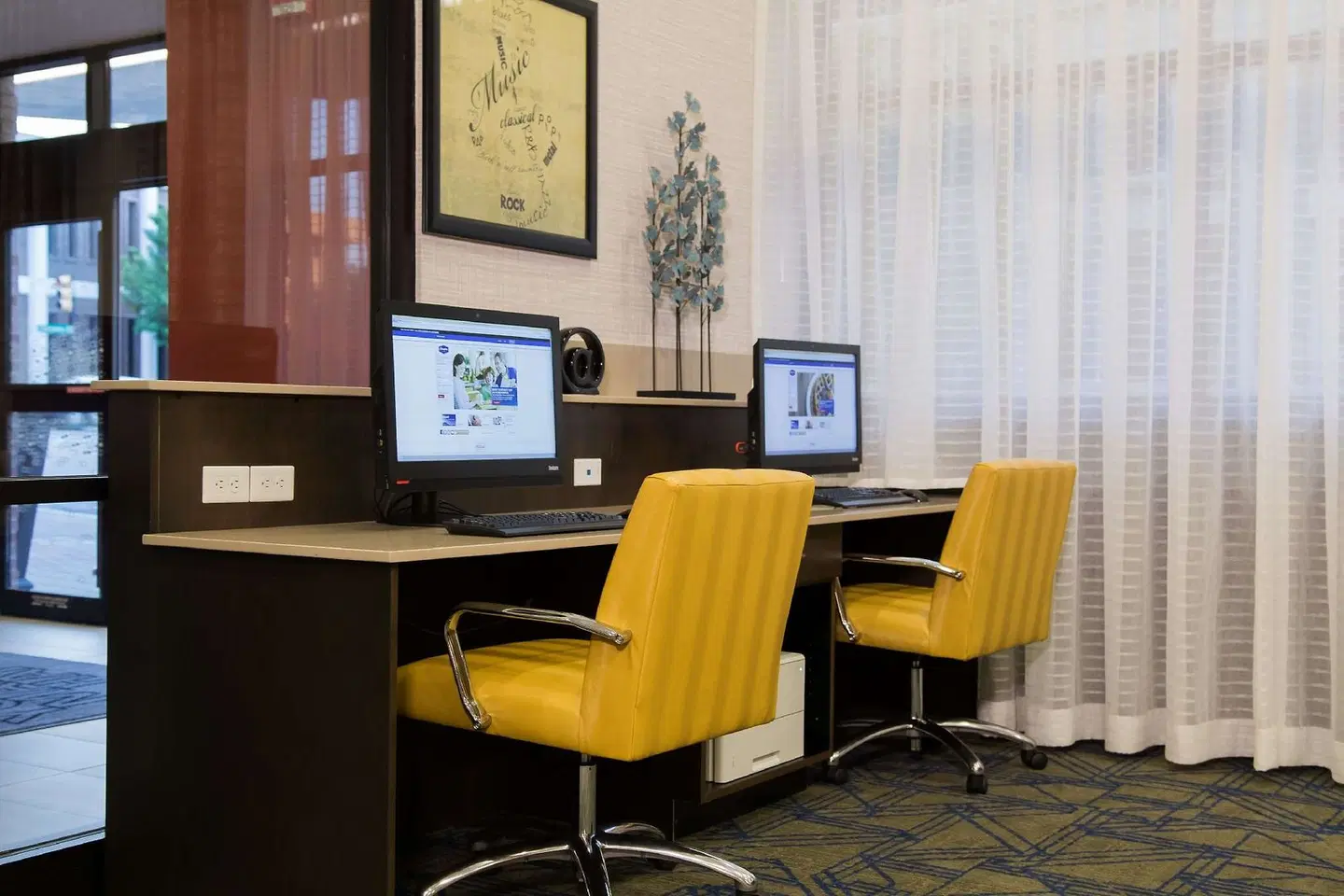 Hampton Inn & Suites Tulsa Downtown Bar