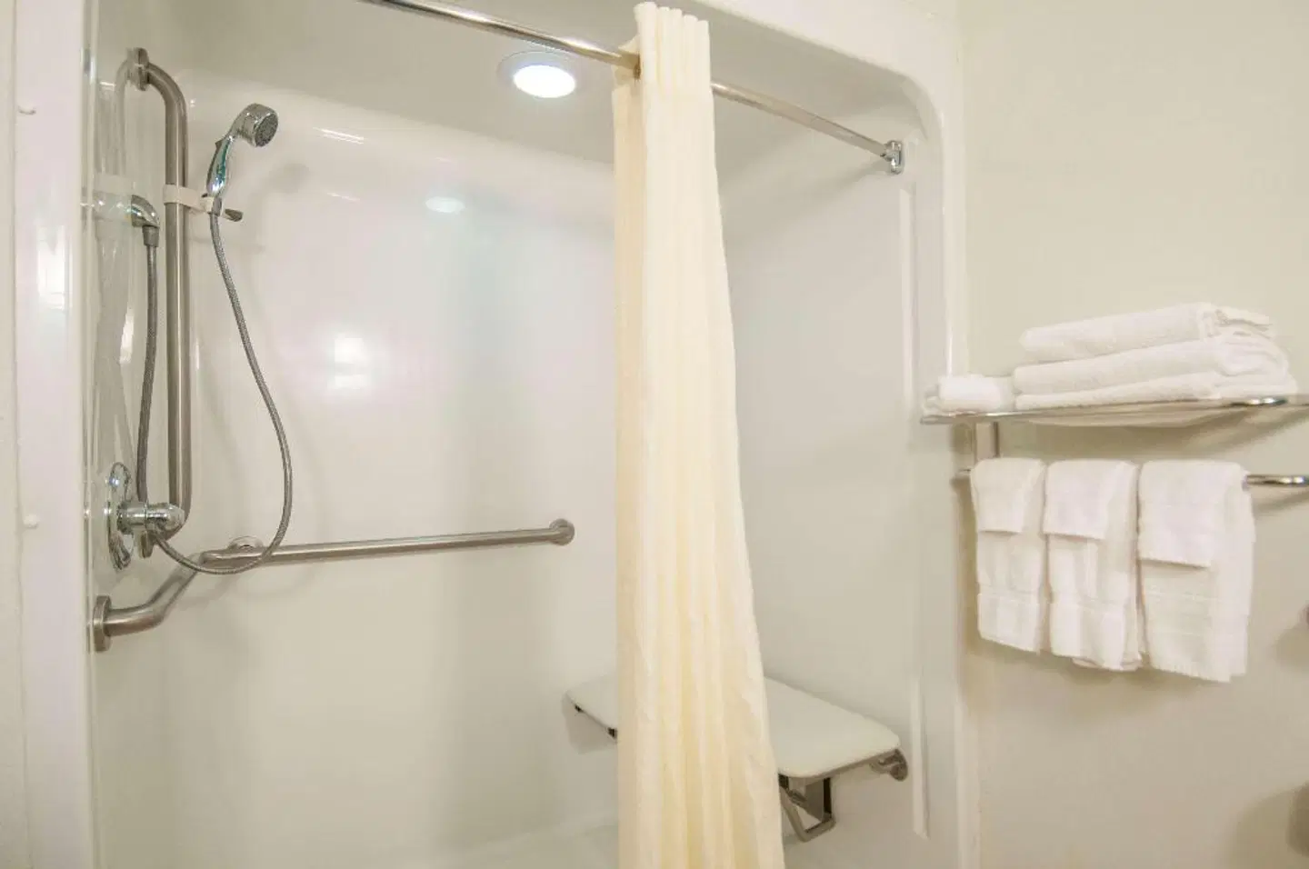 Best Western Plus Blue Angel Inn Badezimmer