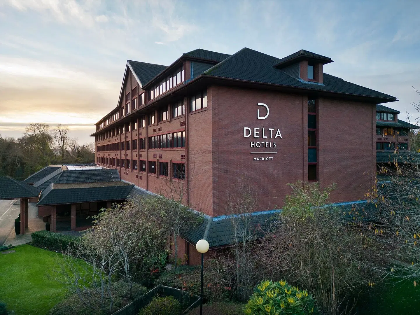 Delta Hotels by Marriott Swindon EXTERIOR