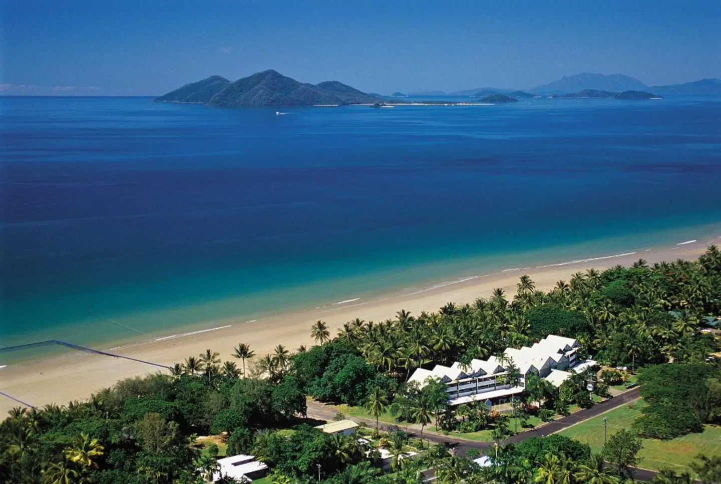 Castaways Resort & Spa On Mission Beach Strand