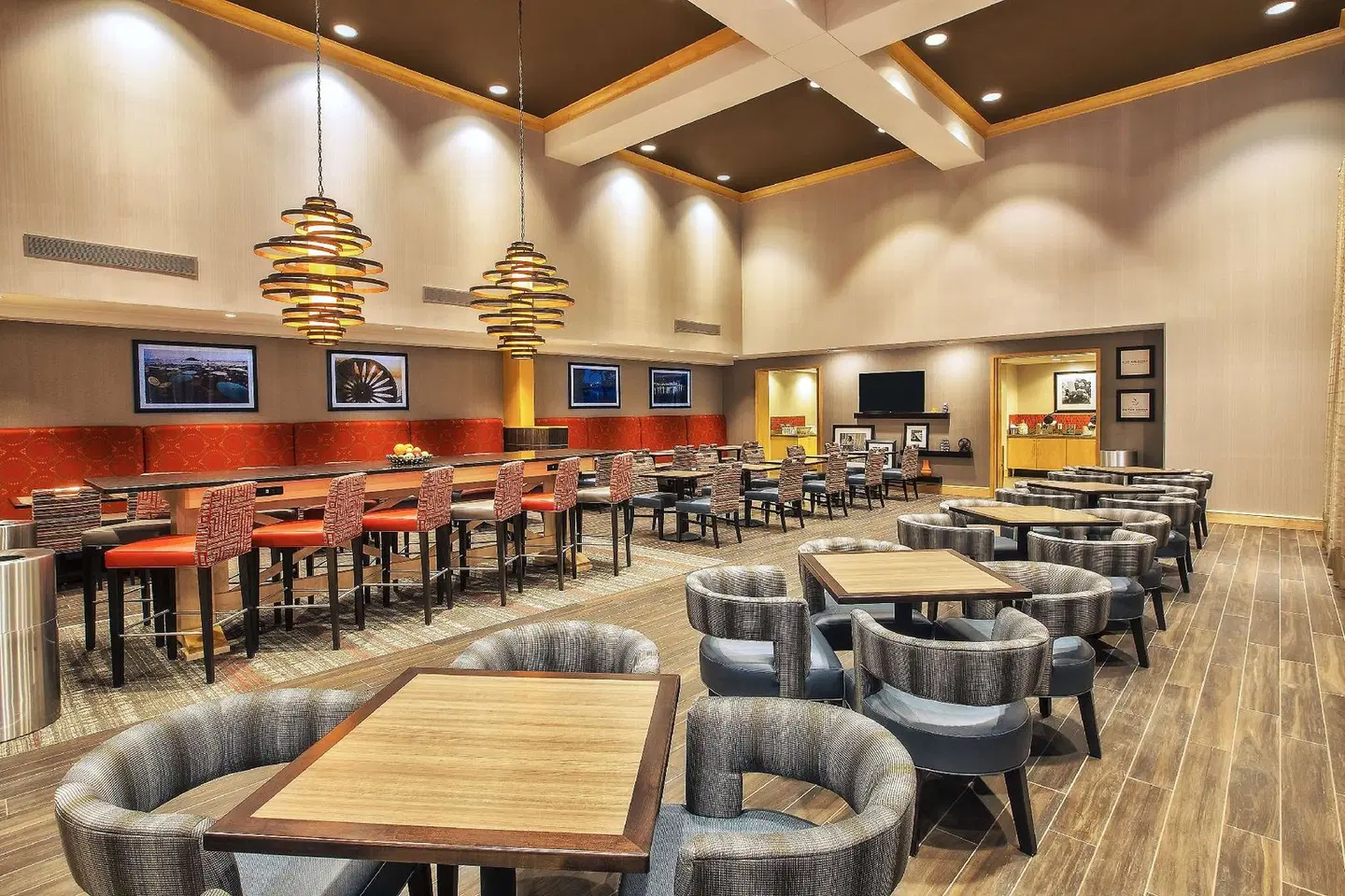 Hampton Inn & Suites Madison - West Bar