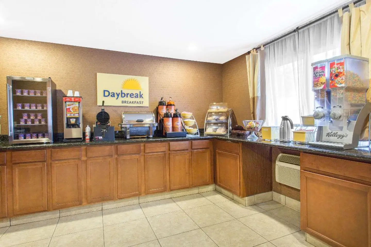 Days Inn & Suites by Wyndham Waterloo Bar