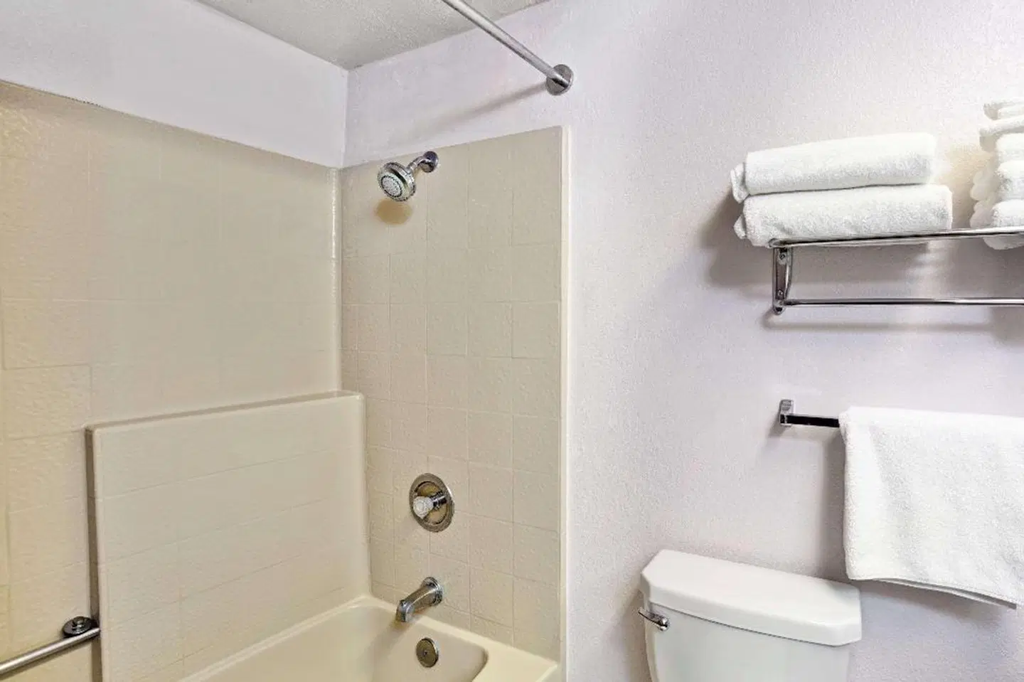 Days Inn & Suites by Wyndham Fullerton Badezimmer