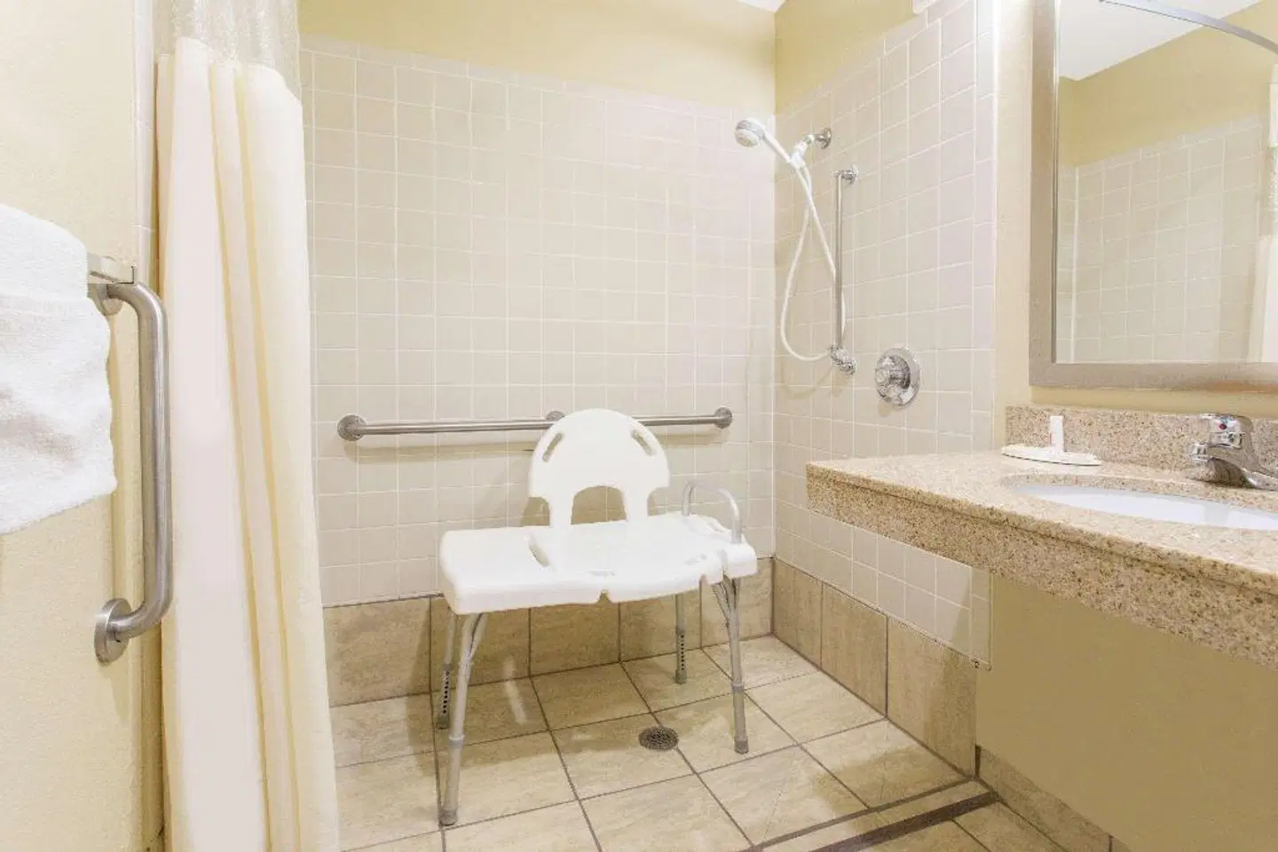Days Inn & Suites by Wyndham Waterloo Badezimmer