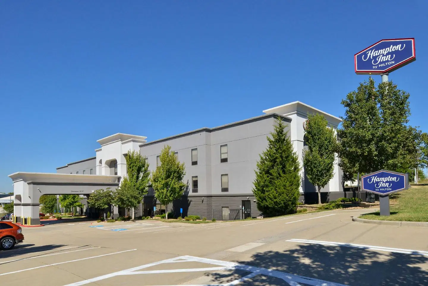Hampton Inn Kansas City Northeast EXTERIOR