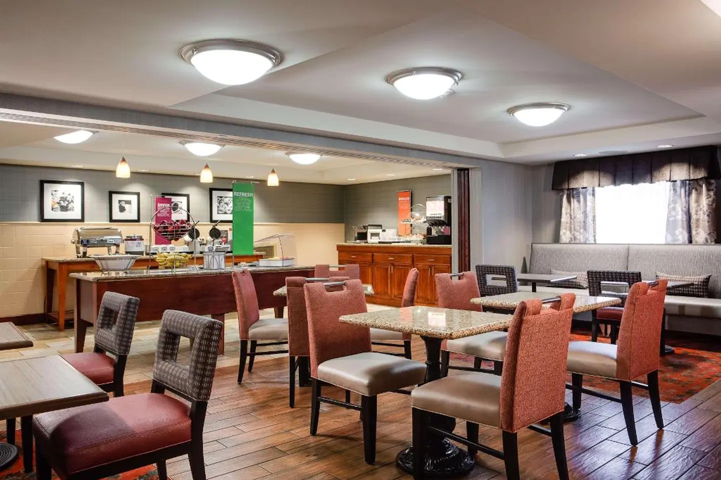 Hampton Inn Dubuque Bar
