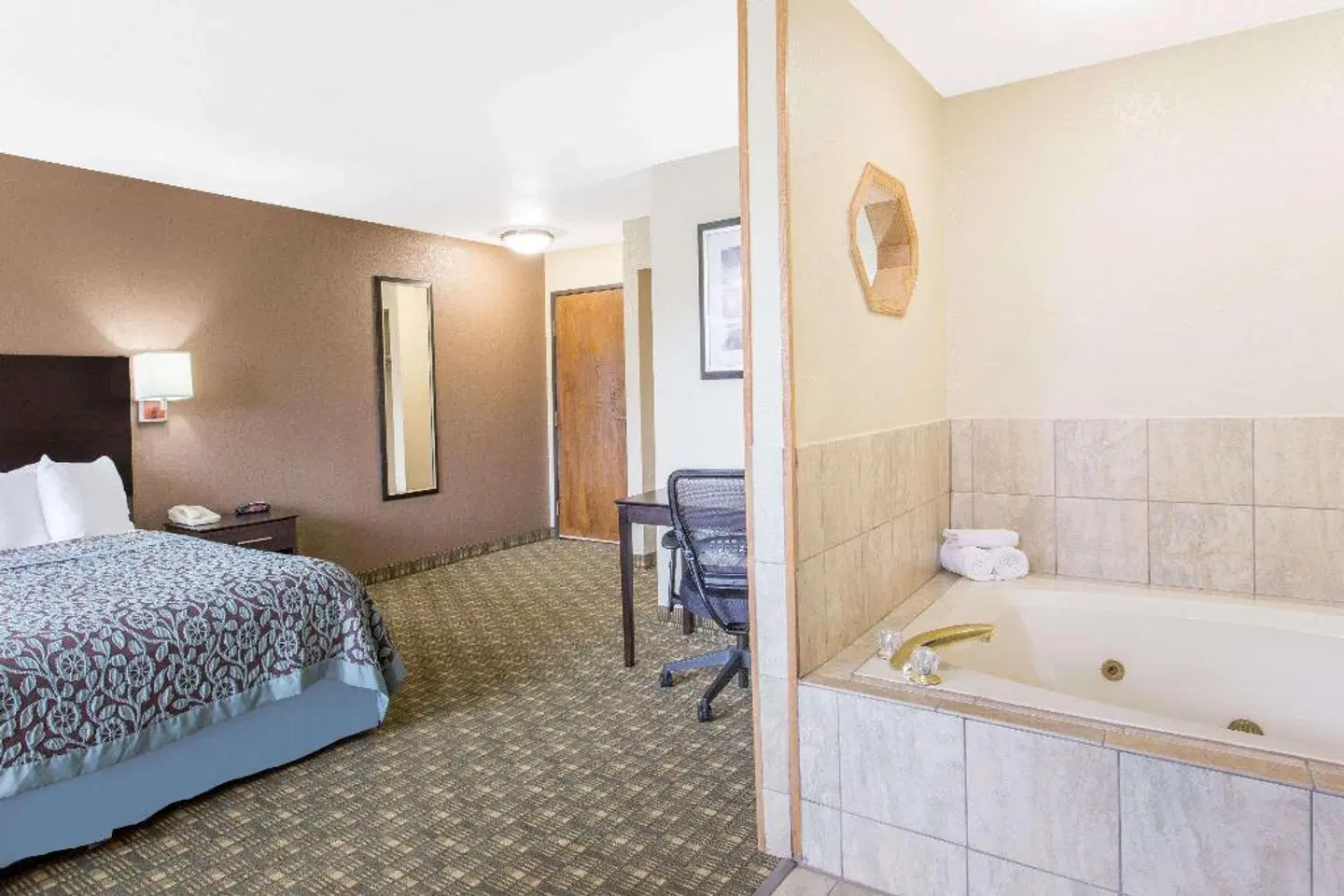 Days Inn & Suites by Wyndham Waterloo ROOM_EXAMPLE