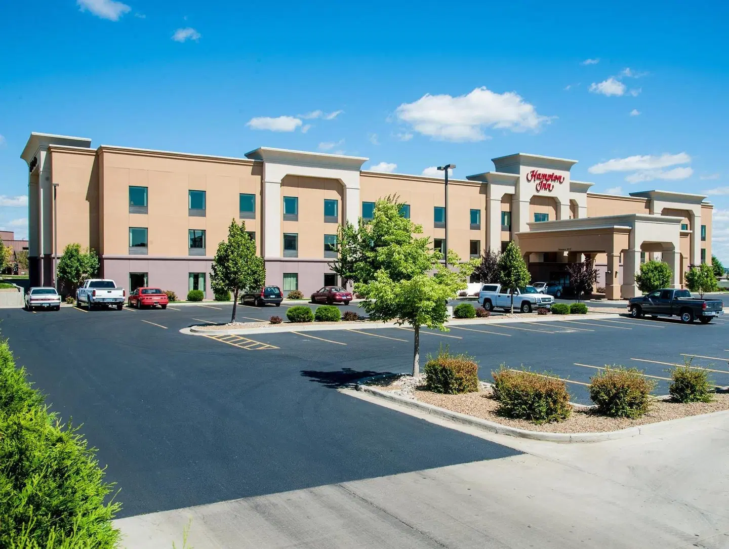 Hampton Inn Bismarck EXTERIOR