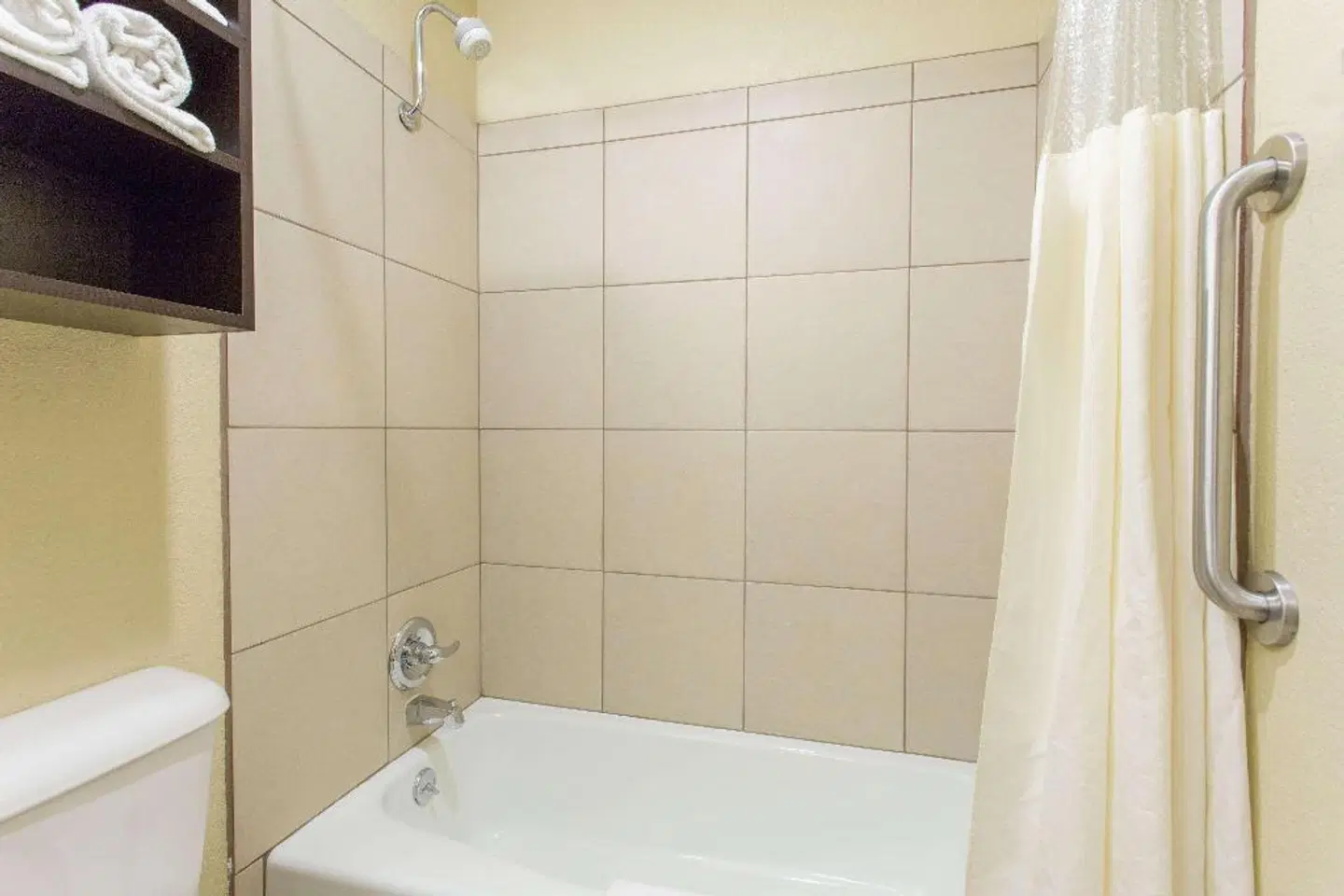 Days Inn & Suites by Wyndham Waterloo Badezimmer