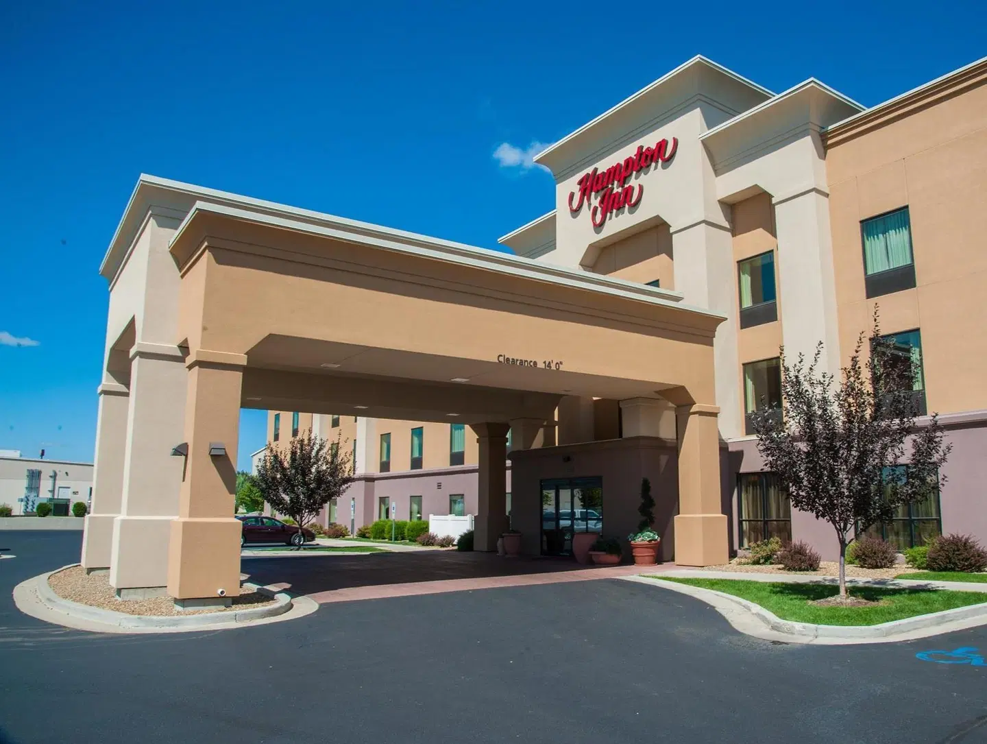 Hampton Inn Bismarck EXTERIOR