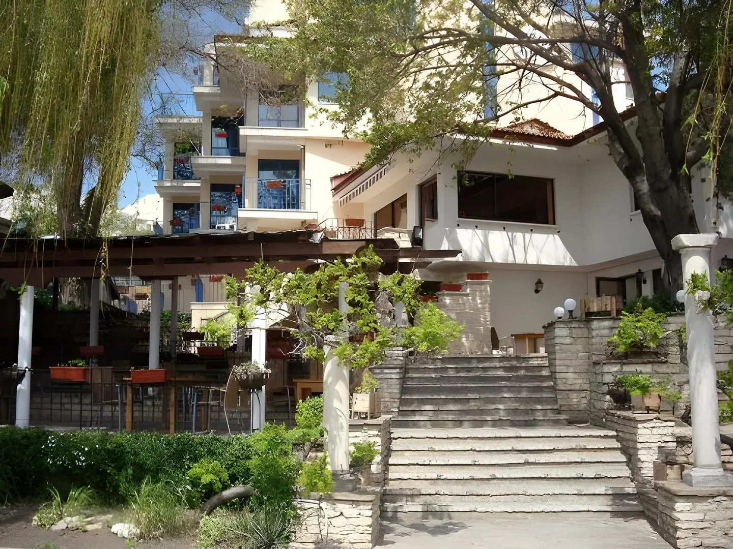 White House Family Hotel EXTERIOR