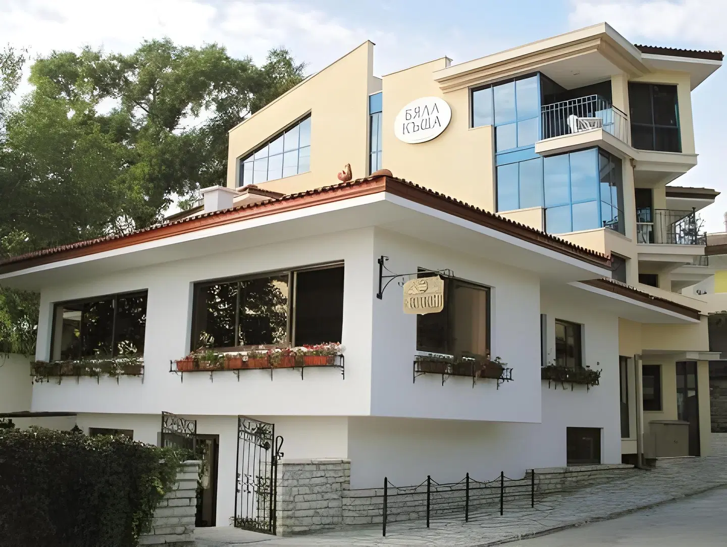 White House Family Hotel EXTERIOR