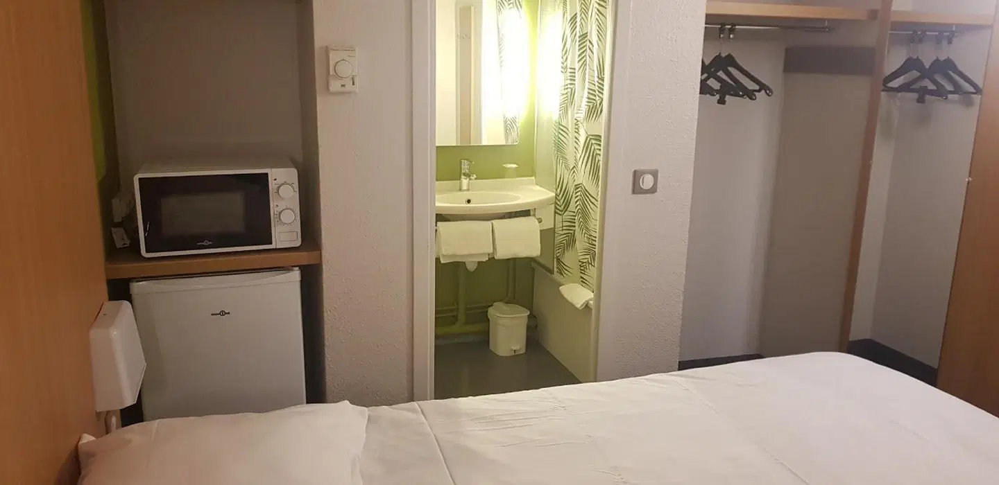 Kyriad Direct Poitiers - Gare du Futuroscope Badezimmer