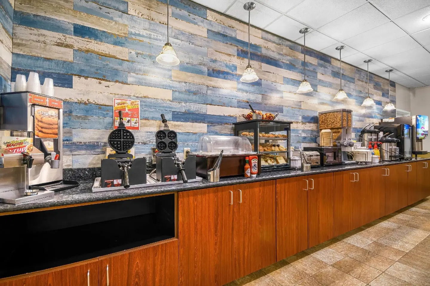 La Quinta Inn & Suites by Wyndham Stonington-Mystic Area Bar
