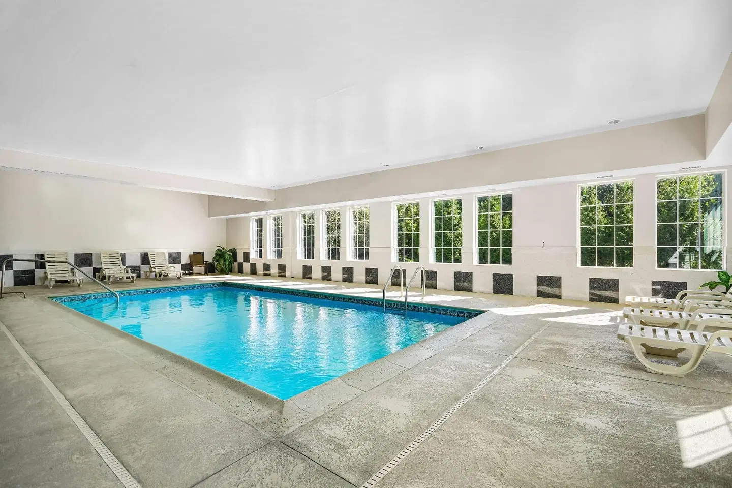 La Quinta Inn & Suites by Wyndham Stonington-Mystic Area Hallenbad
