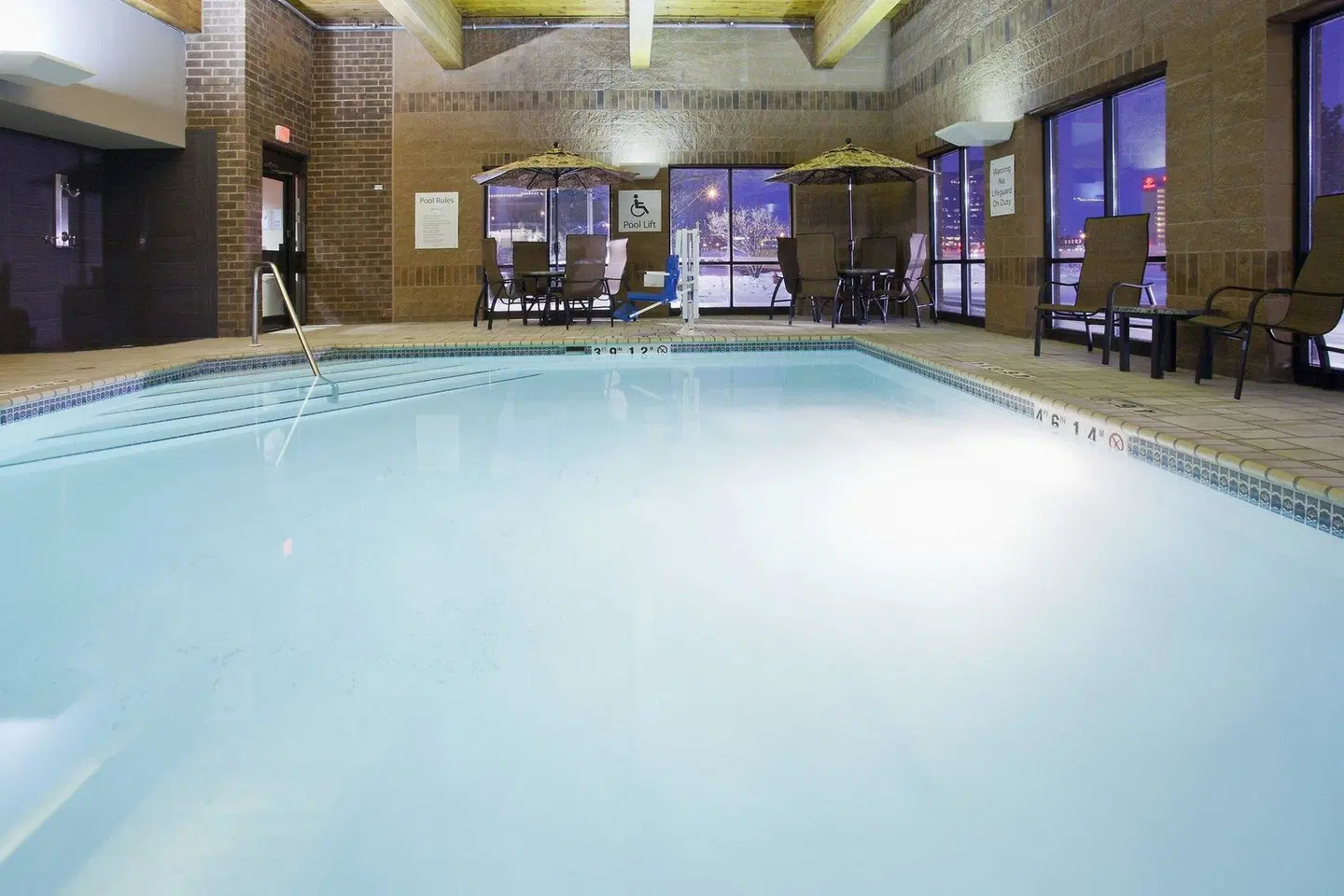 Holiday Inn Express & Suites Bloomington West by IHG Hallenbad
