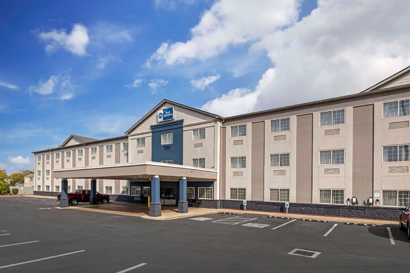 La Quinta Inn & Suites Louisville Airport & Expo EXTERIOR