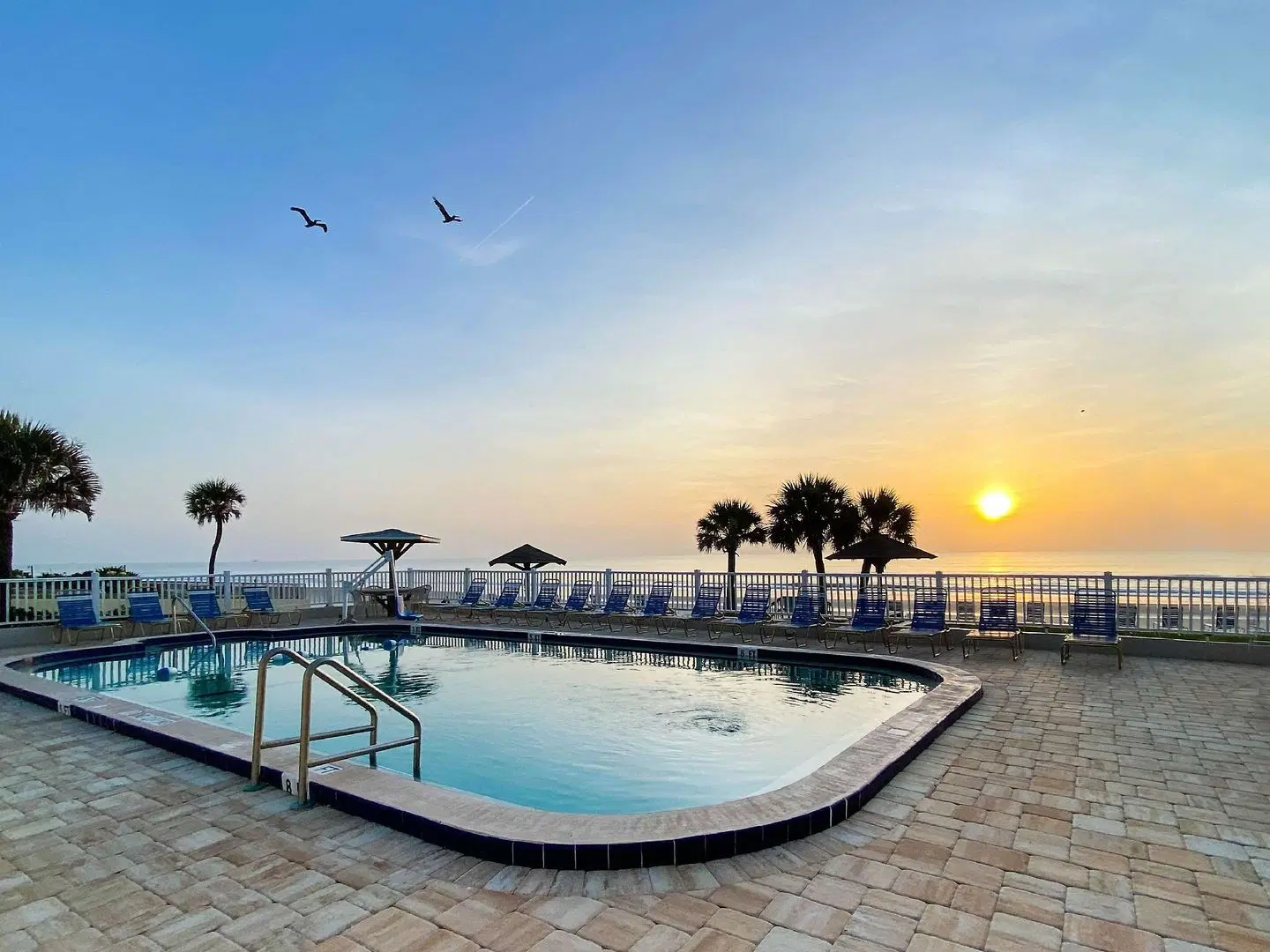 Ocean Court Beachfront Hotel OUTDOOR_POOL