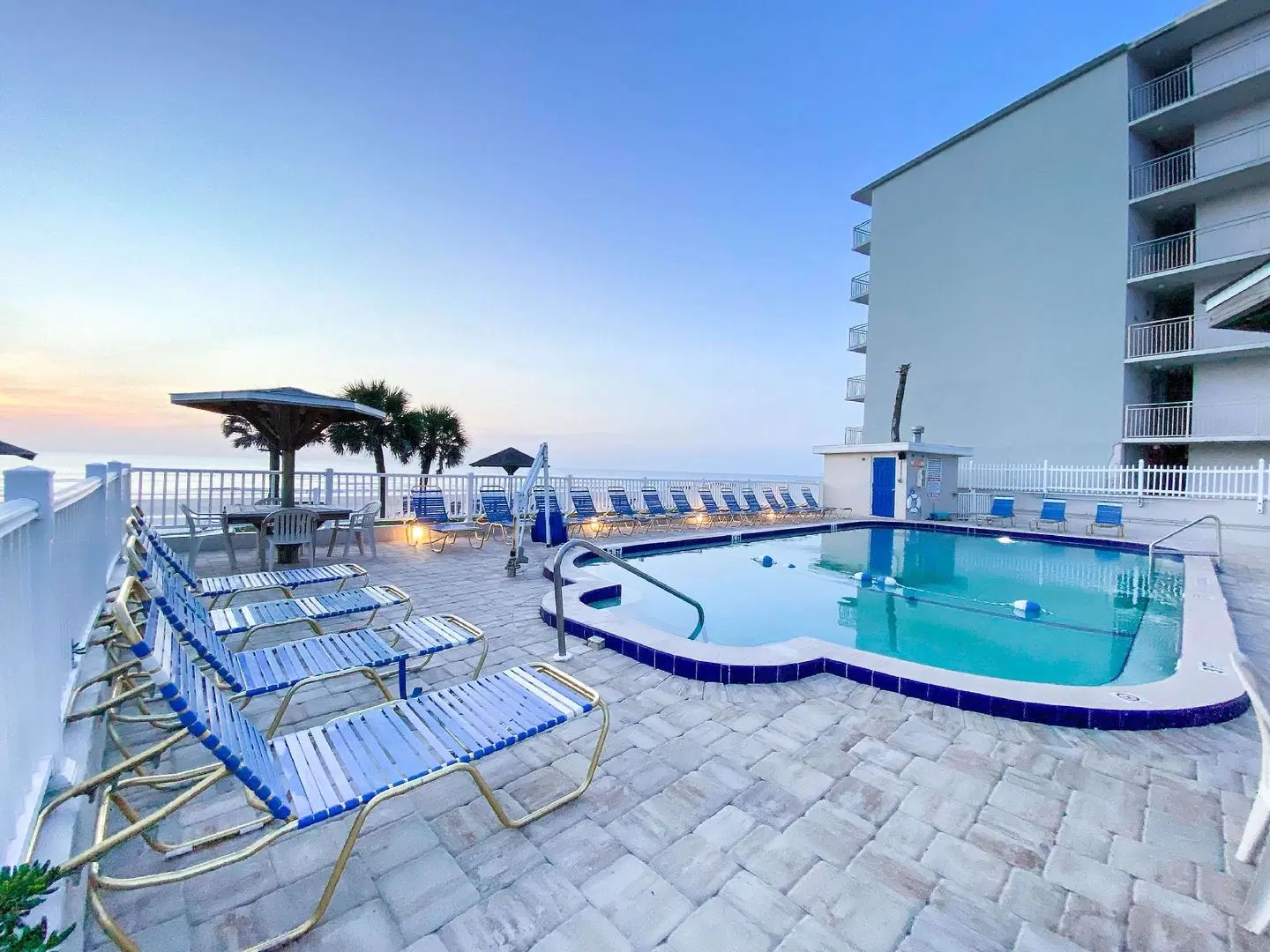 Ocean Court Beachfront Hotel OUTDOOR_POOL