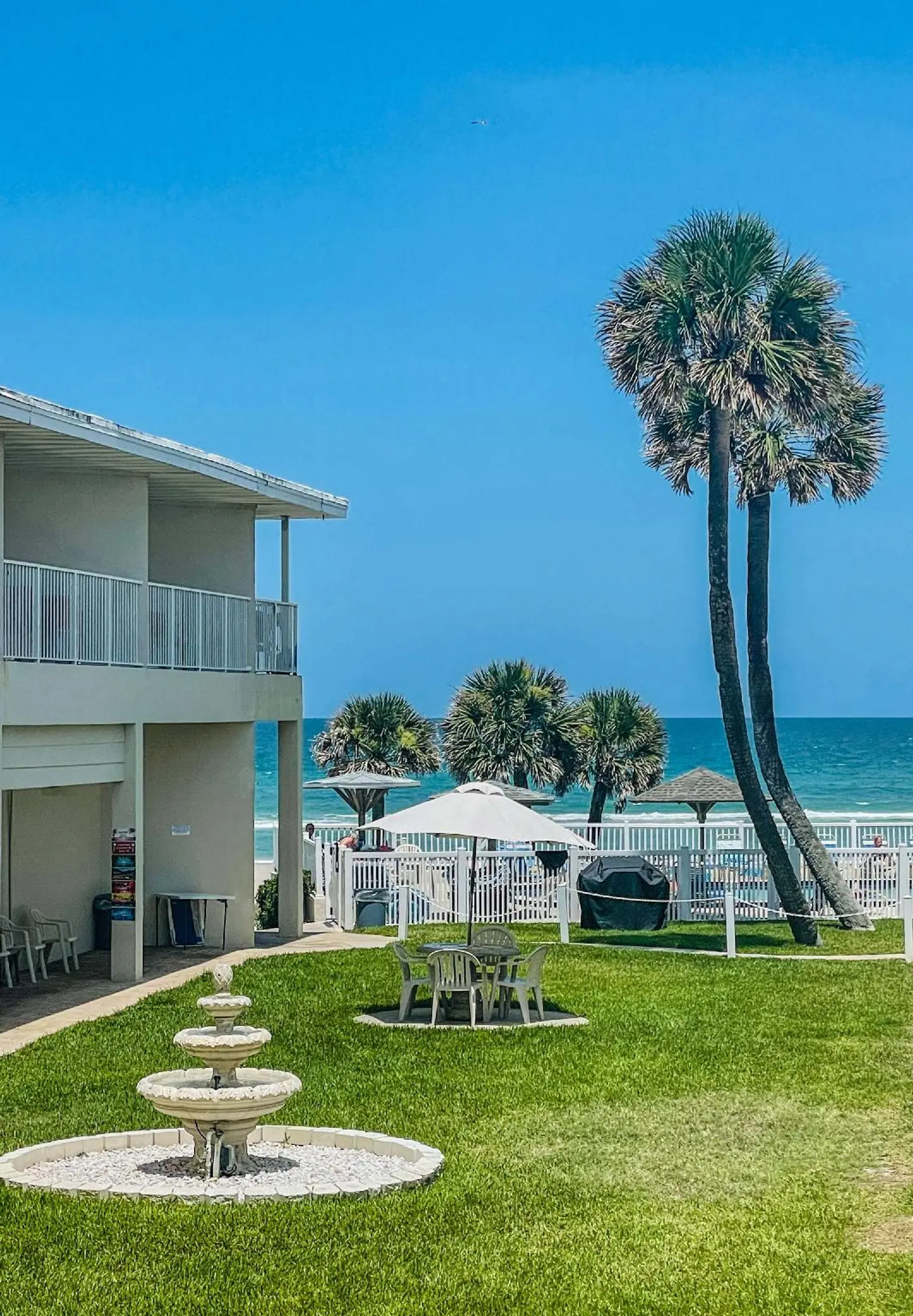 Ocean Court Beachfront Hotel Terrasse