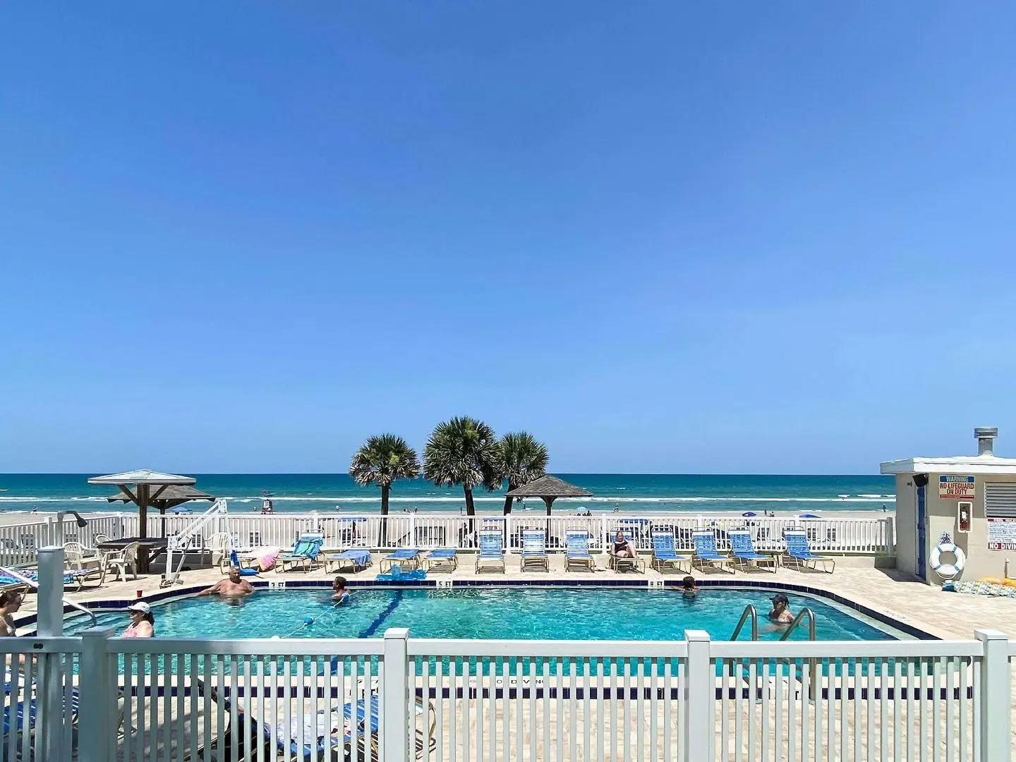 Ocean Court Beachfront Hotel Terrasse