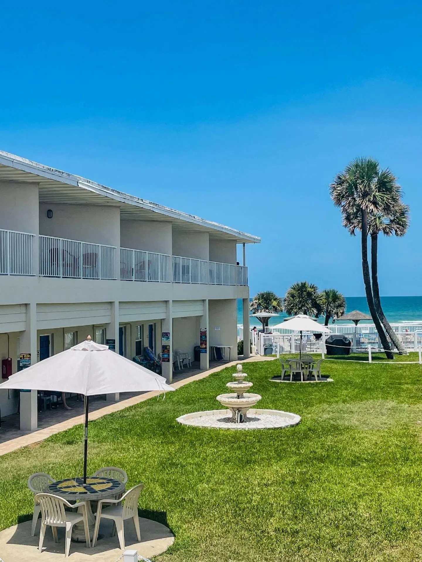 Ocean Court Beachfront Hotel EXTERIOR