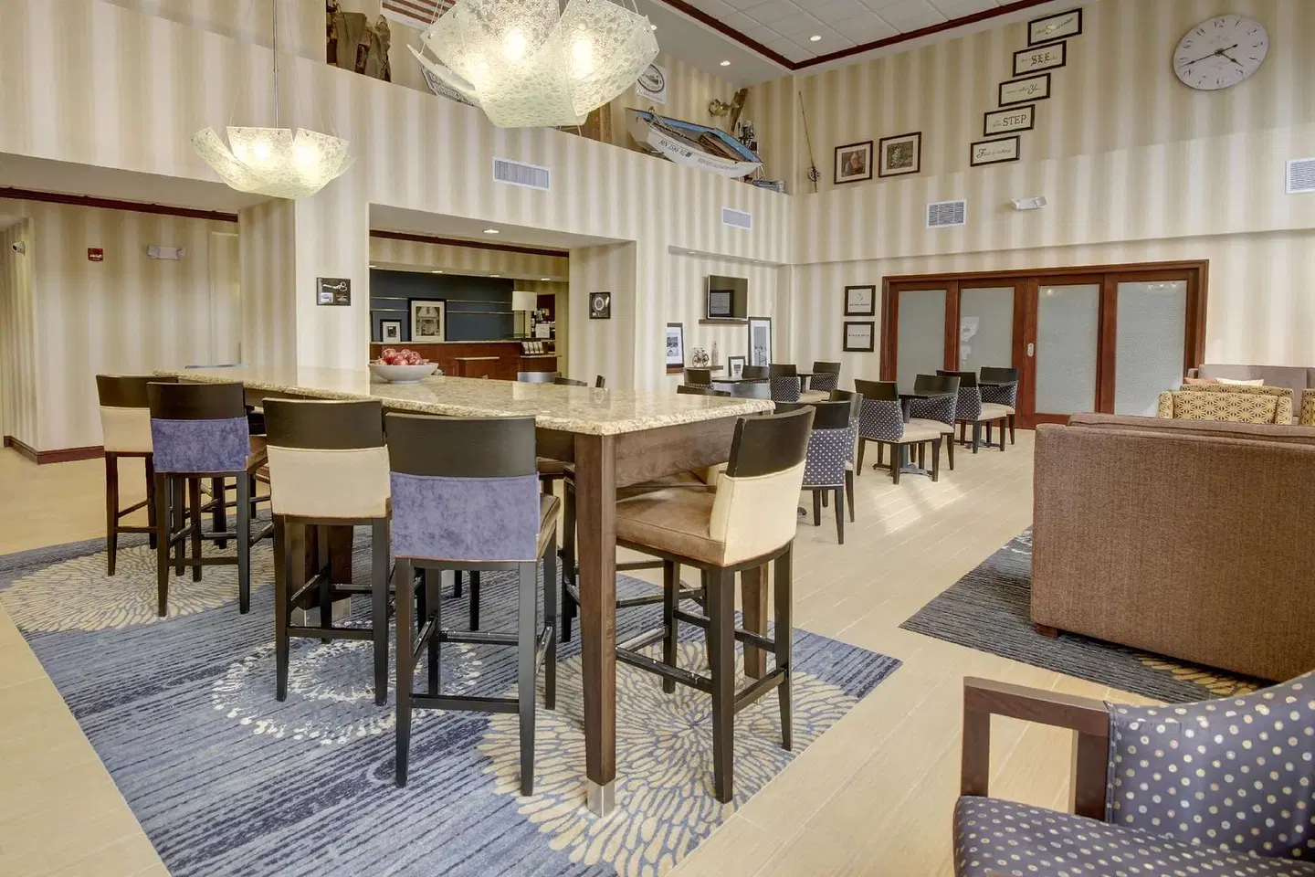 Hampton Inn & Suites Alexandria Bar