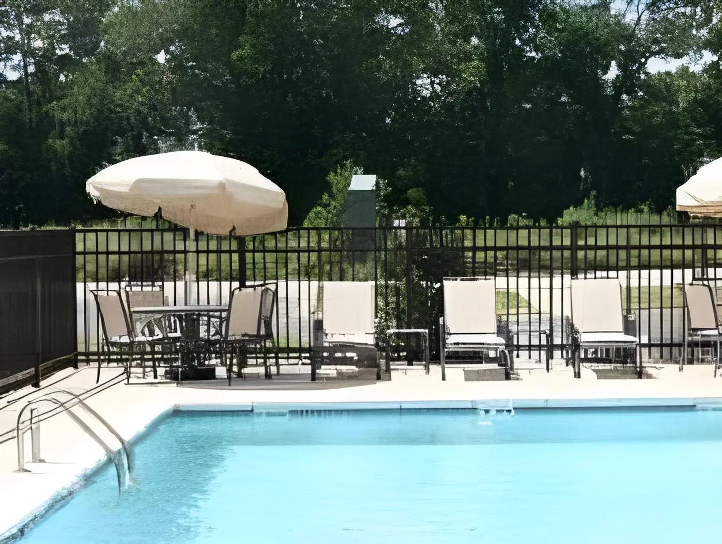 Hampton Inn & Suites Alexandria OUTDOOR_POOL