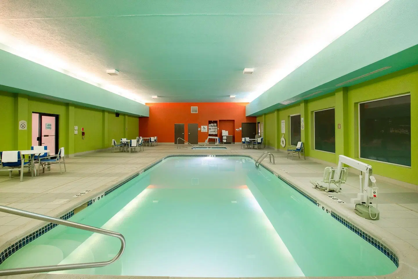 Holiday Inn Express & Suites Columbus by IHG Hallenbad