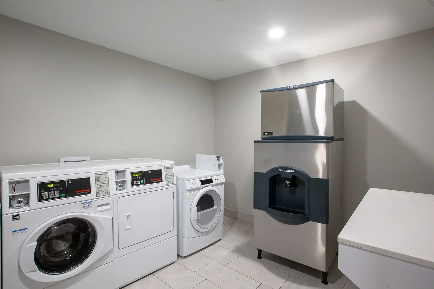 Holiday Inn Express & Suites Columbus by IHG Badezimmer