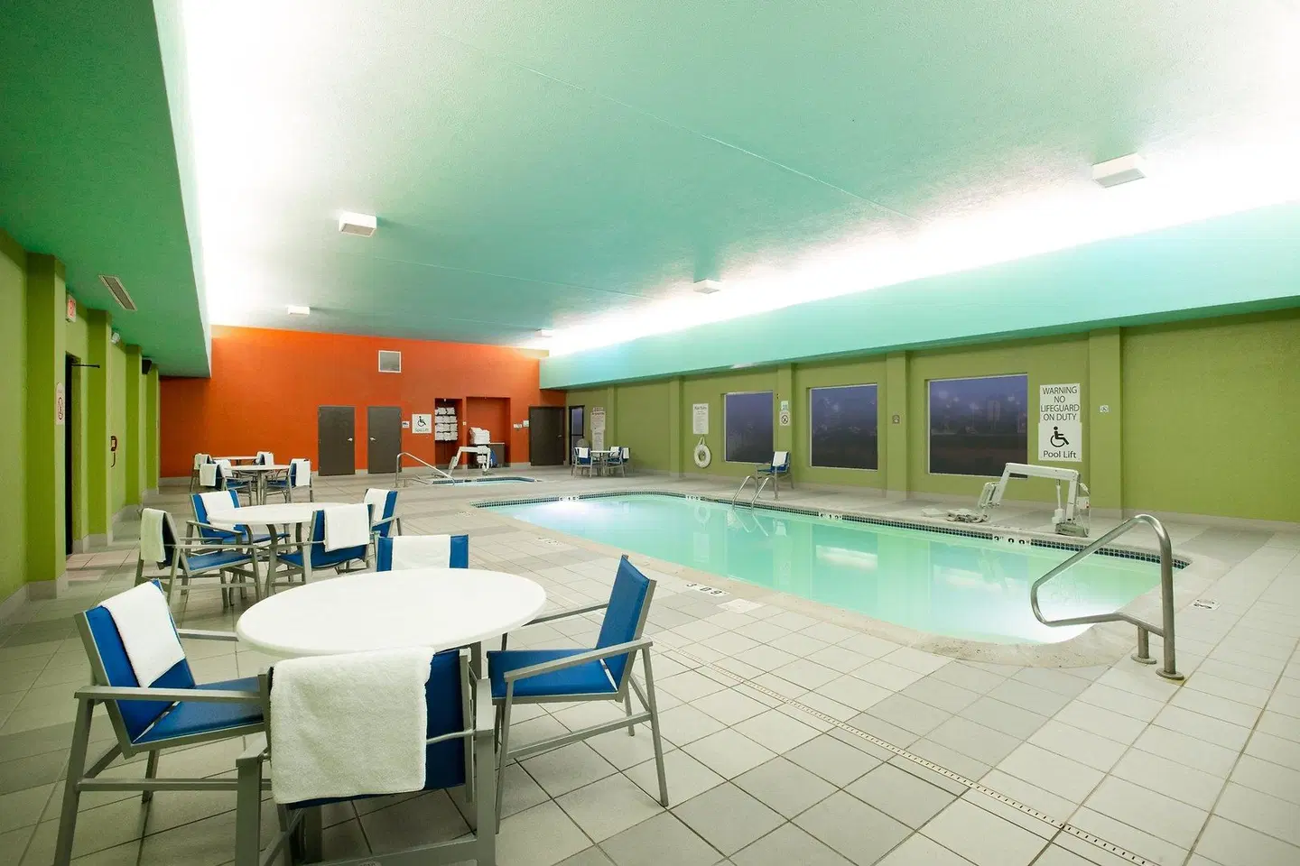 Holiday Inn Express & Suites Columbus by IHG Hallenbad