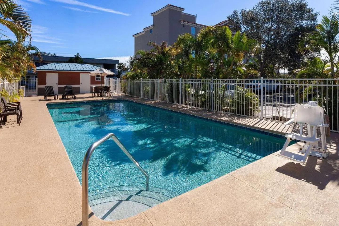 Days Inn by Wyndham Melbourne OUTDOOR_POOL