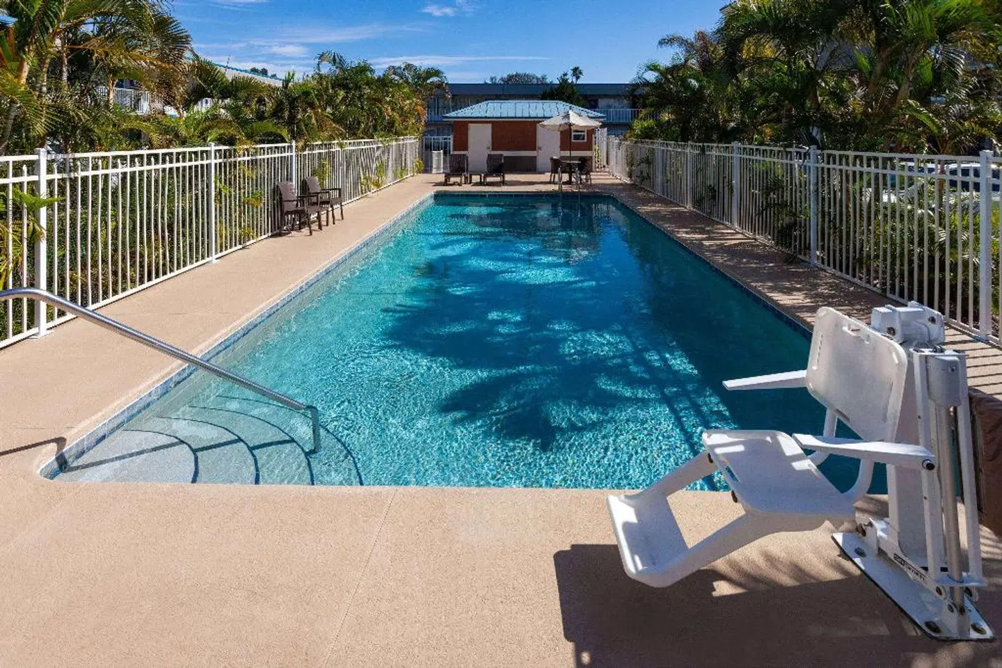 Days Inn by Wyndham Melbourne OUTDOOR_POOL