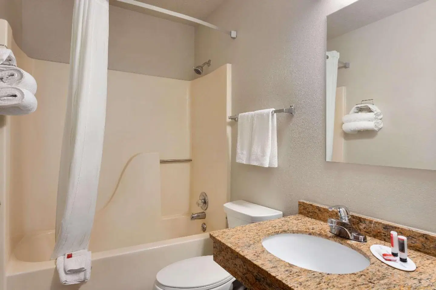 Travelodge by Wyndham Jefferson City Badezimmer