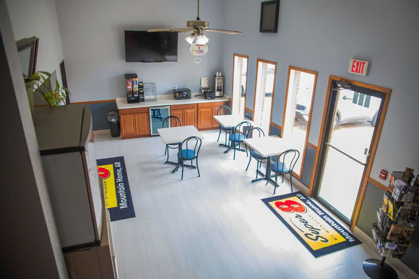 Super 8 by Wyndham Mountain Home Bar