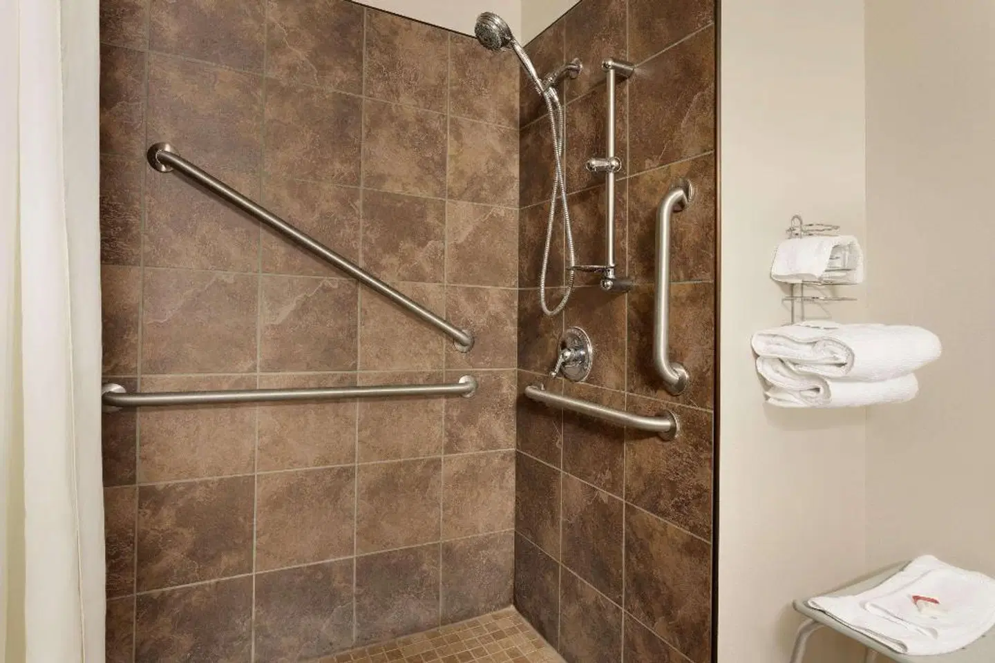Travelodge by Wyndham Jefferson City Badezimmer