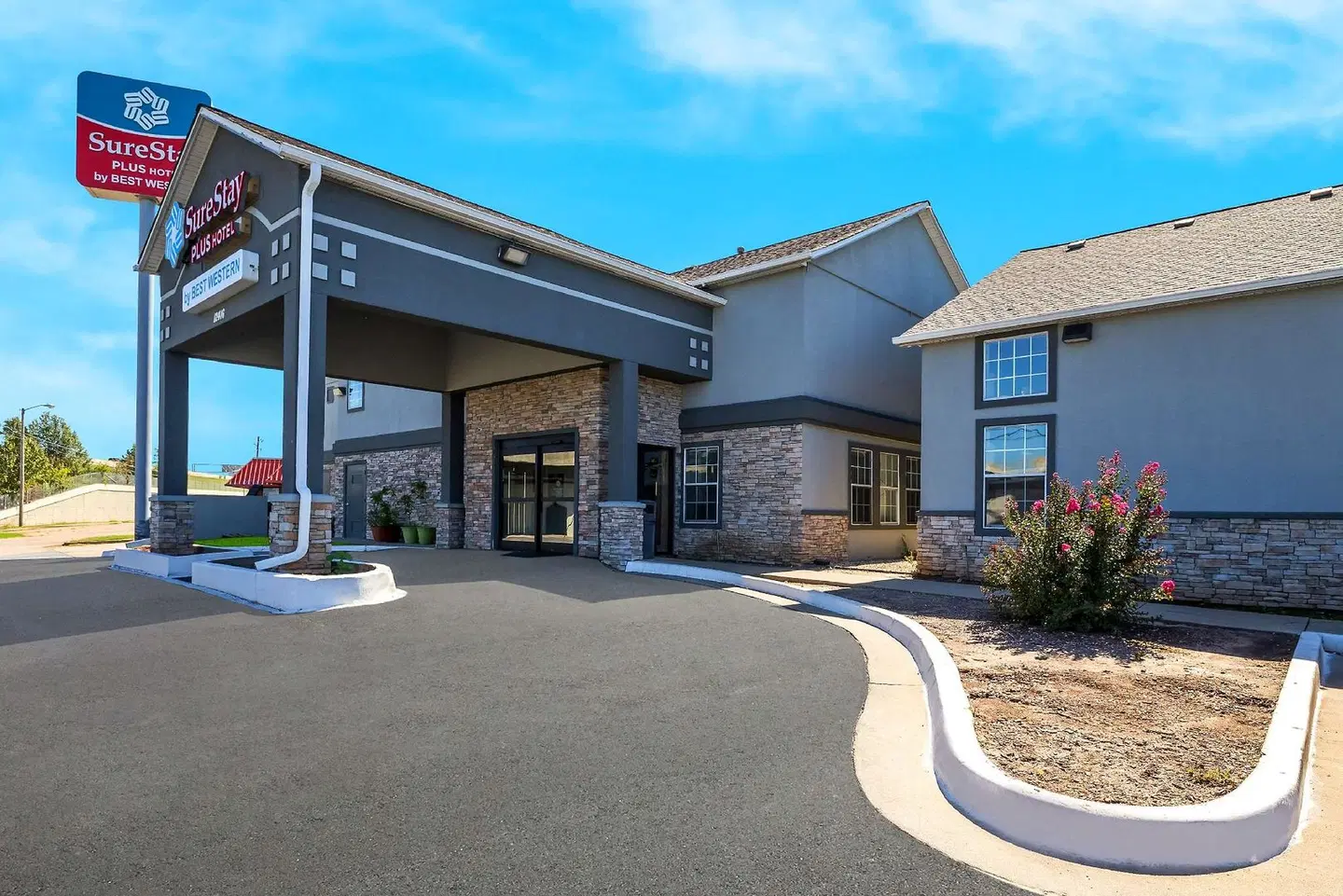 SureStay Plus Hotel by Best Western Tulsa East EXTERIOR