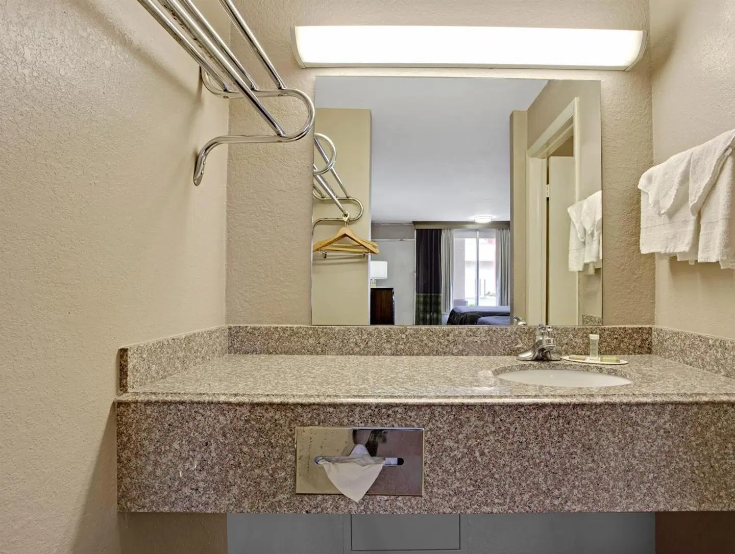 Super 8 by Wyndham Oklahoma/Frontier City Badezimmer
