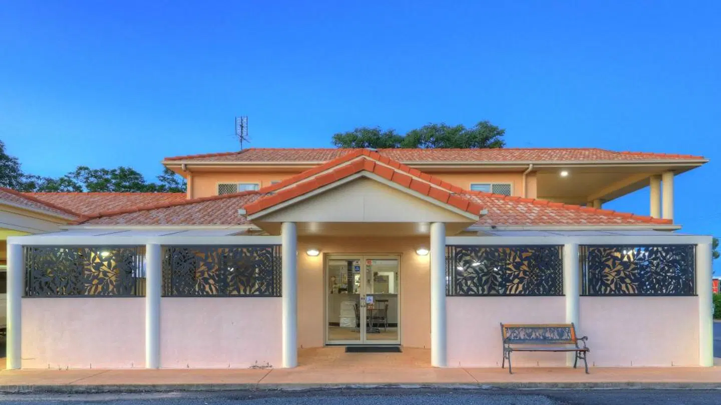Country Roads Motor Inn EXTERIOR