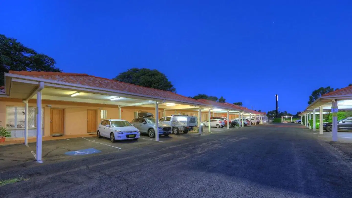 Country Roads Motor Inn EXTERIOR