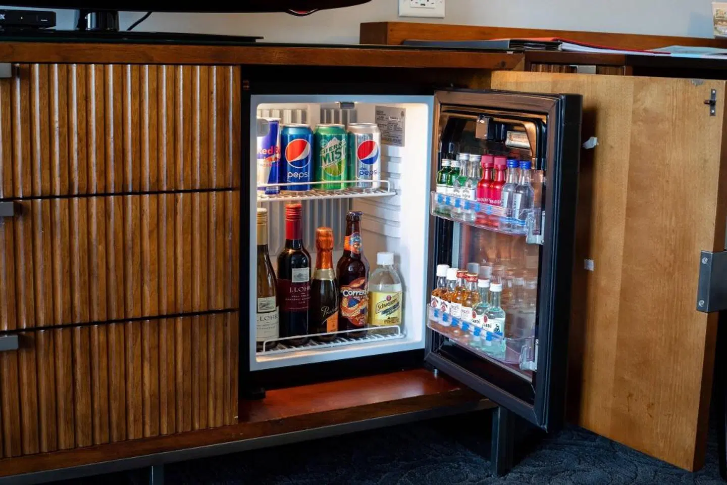 Ambassador Hotel Wichita, Autograph Collection Bar