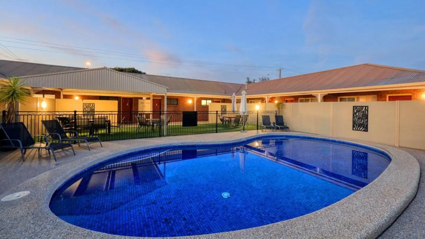 Top of the Town Motel OUTDOOR_POOL