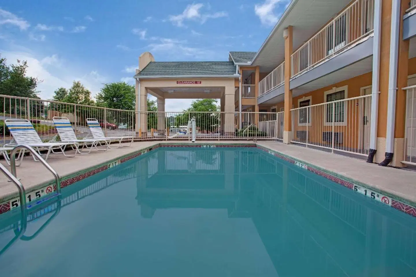 Days Inn by Wyndham Marietta White Water OUTDOOR_POOL