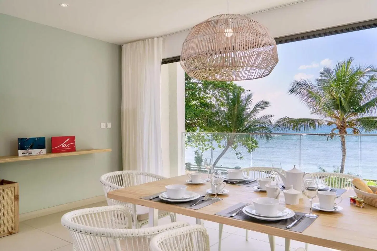 Les Estivales Beachfront Suites & Penthouses by LOV Restaurant