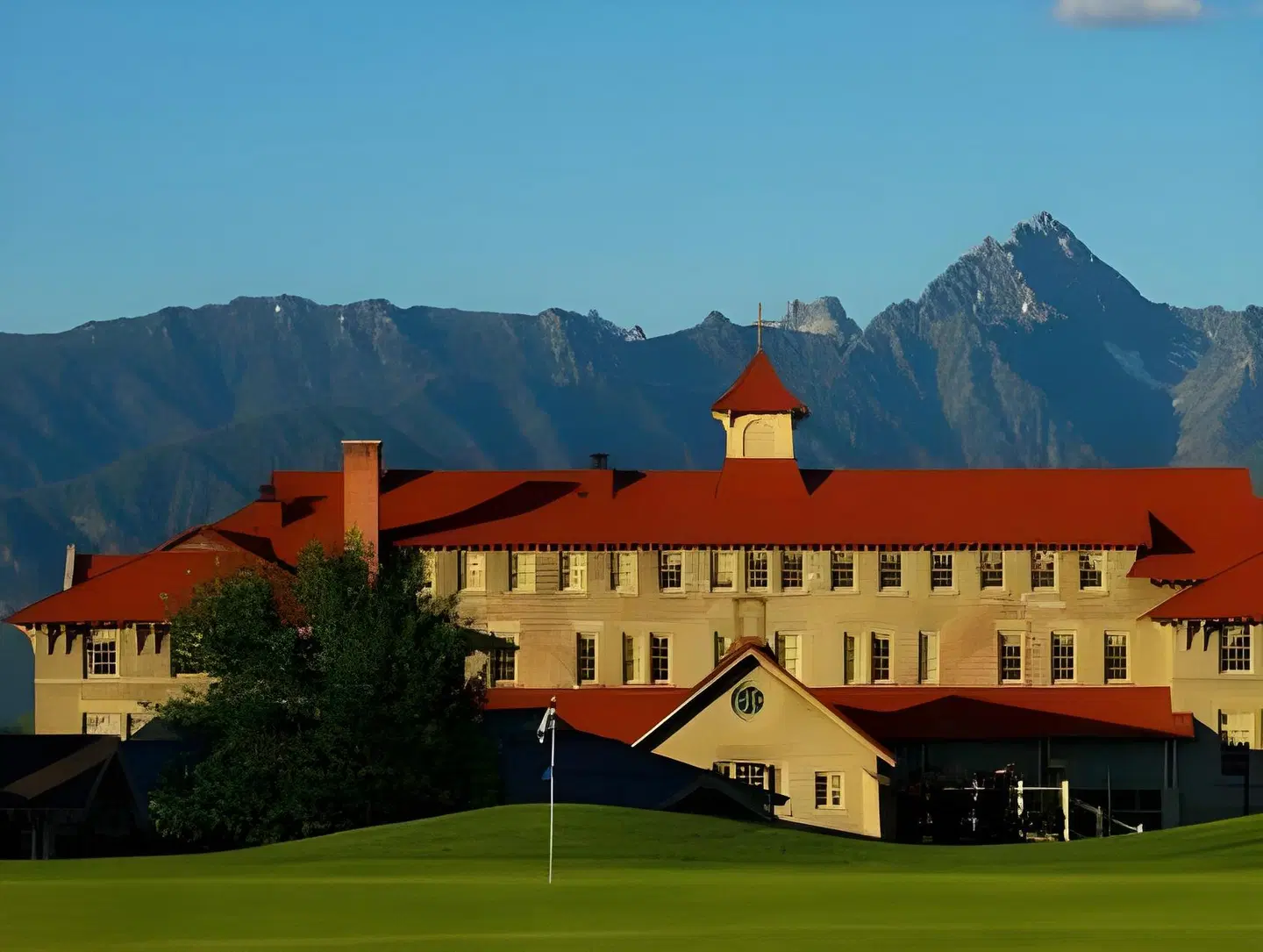 St. Eugene Golf Resort Casino EXTERIOR