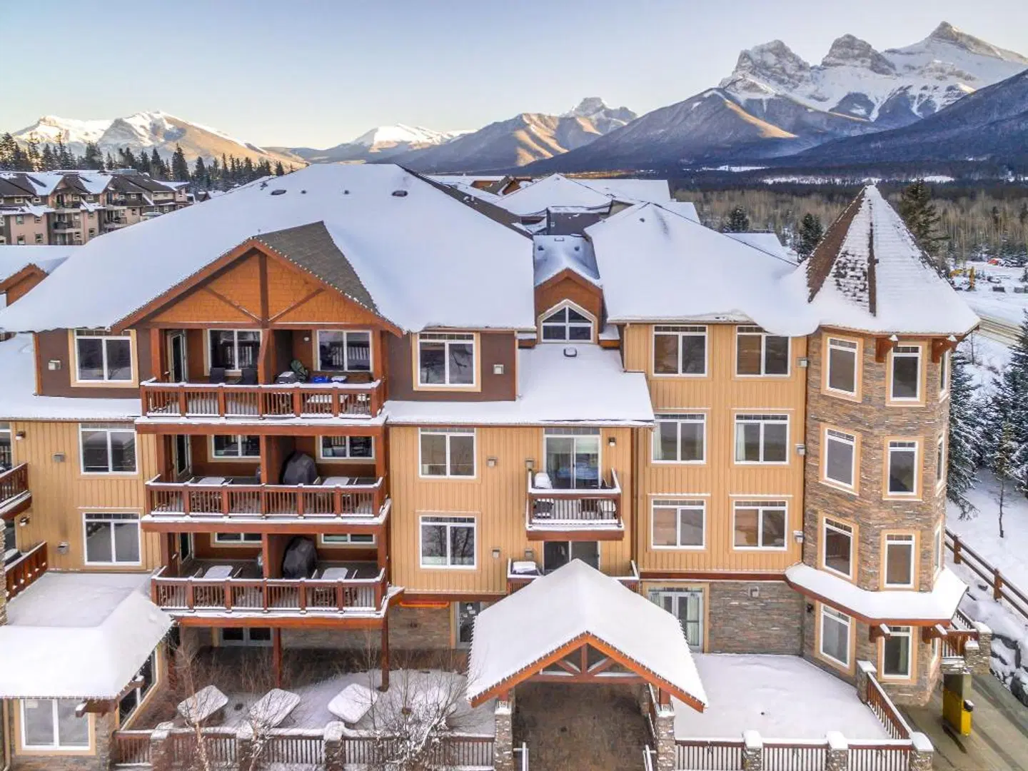 Falcon Crest Lodge EXTERIOR
