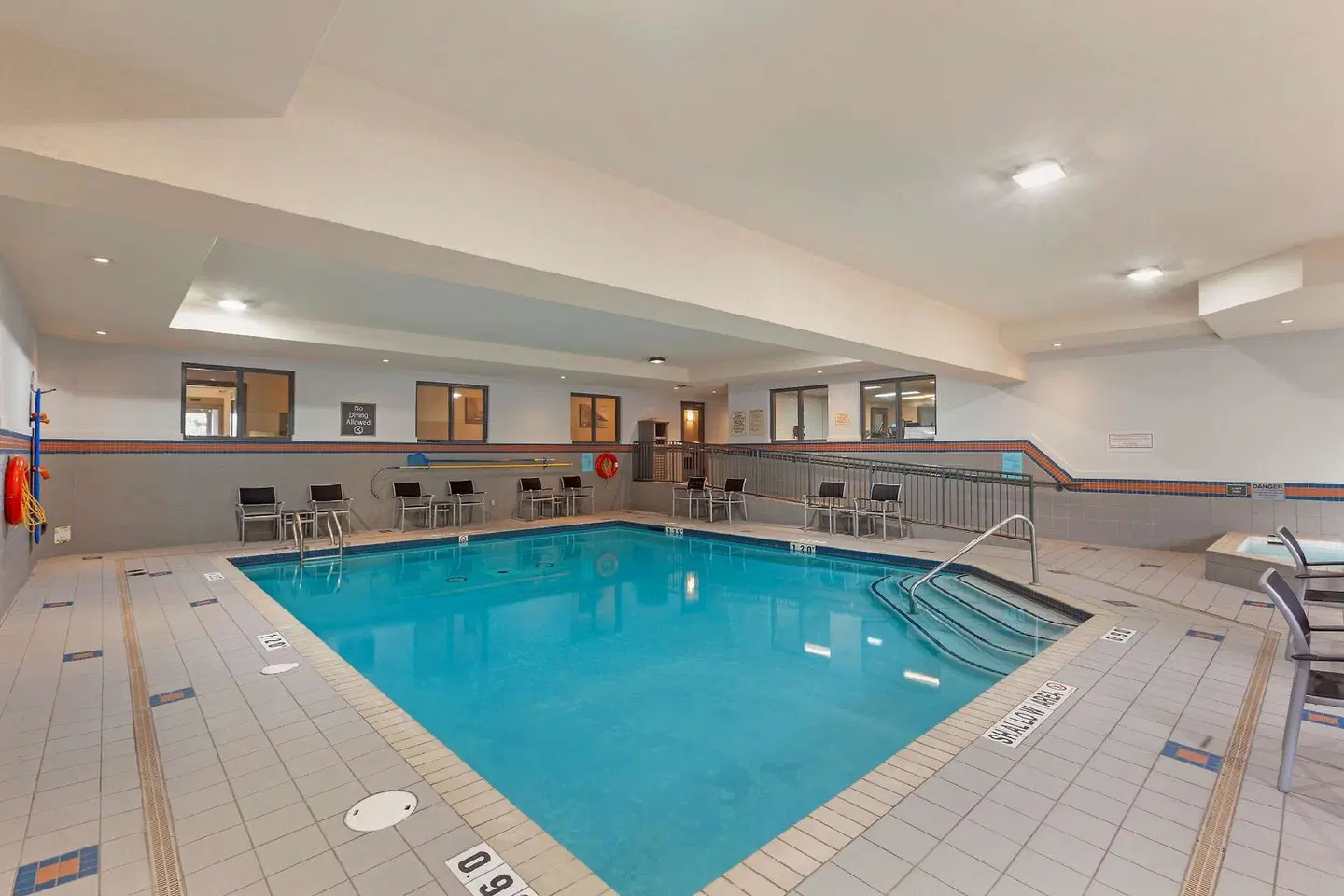 Best Western Plus Burlington Inn & Suites Hallenbad
