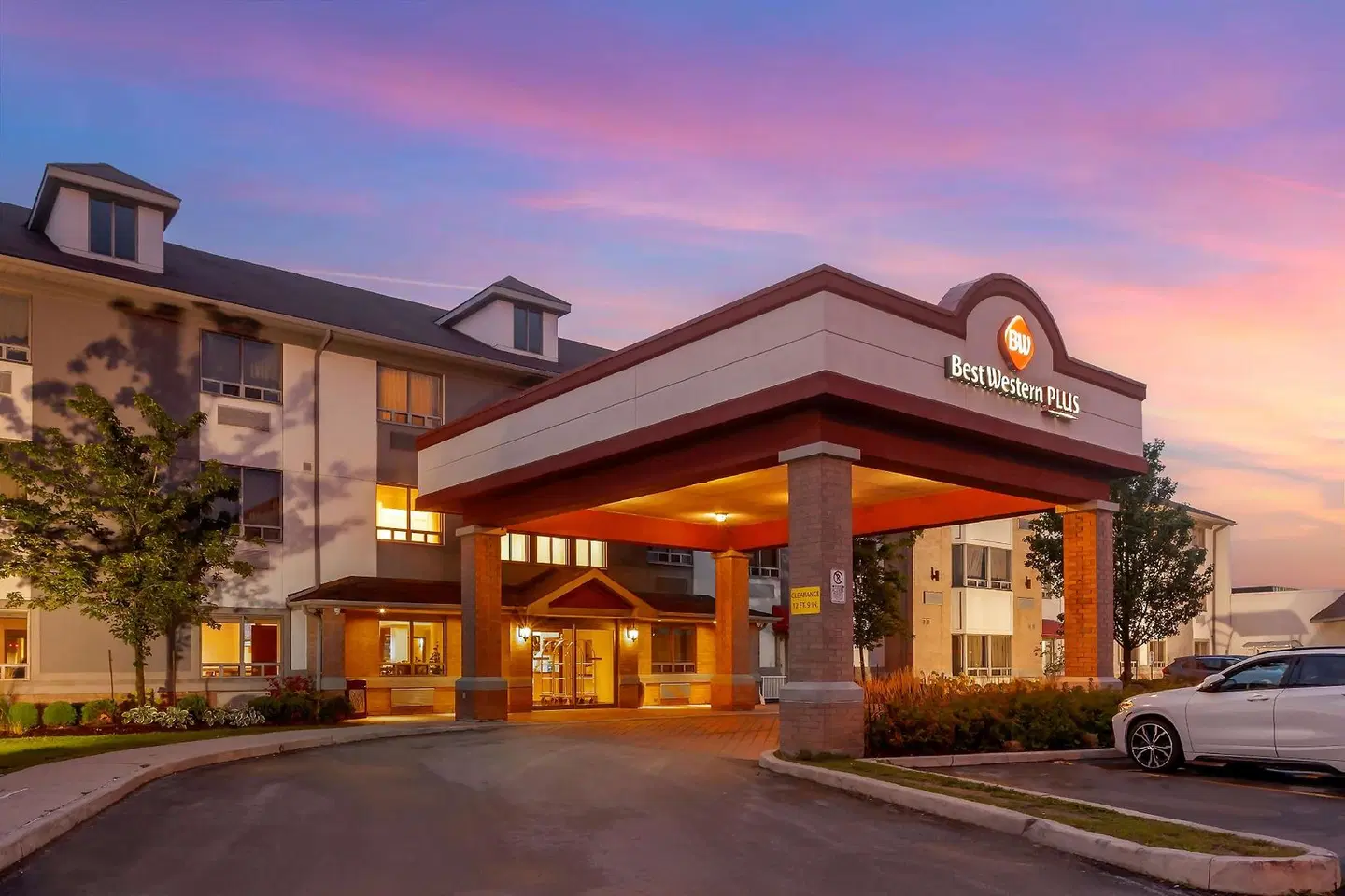 Best Western Plus Burlington Inn & Suites EXTERIOR