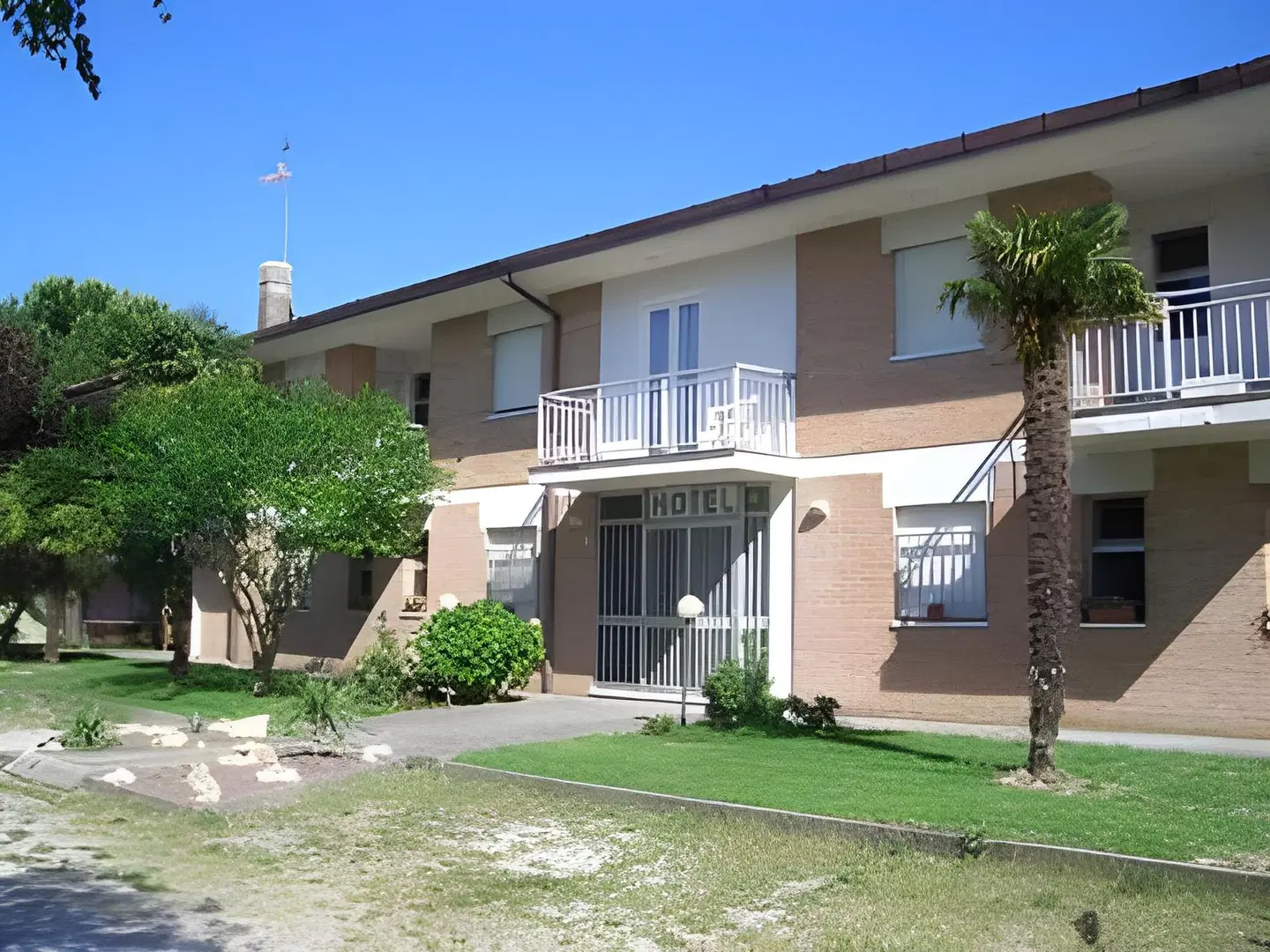 Alex EXTERIOR